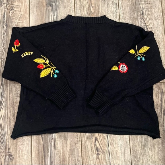 Women’s Floral Embroidered Black Crop Sweater (no tag) approx. size S-M - Picture 3 of 7